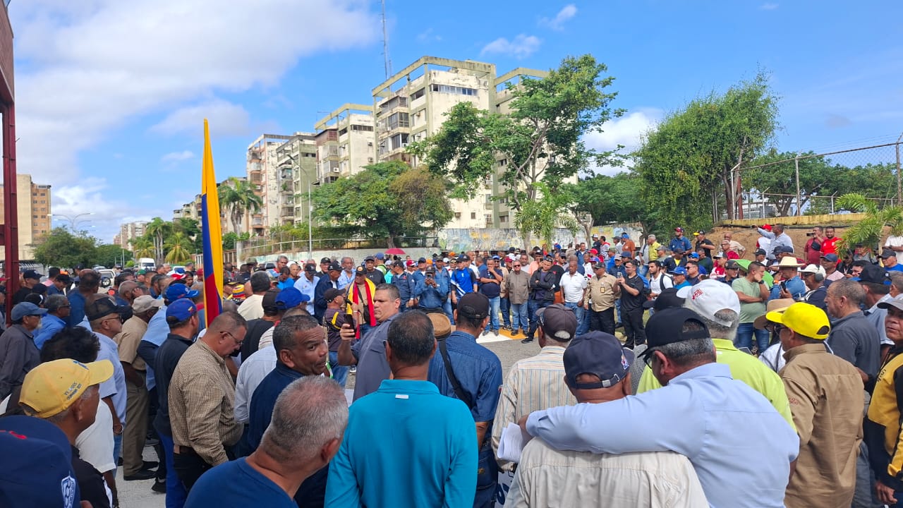 Trabajadores llevaron documento a CVG Casa Matriz  En una concentración en la sede de Corporación Venezolana de Guayana (CVG) Matriz, trabajadores de las empresas expresan su descontento por el incumplimiento de beneficios.