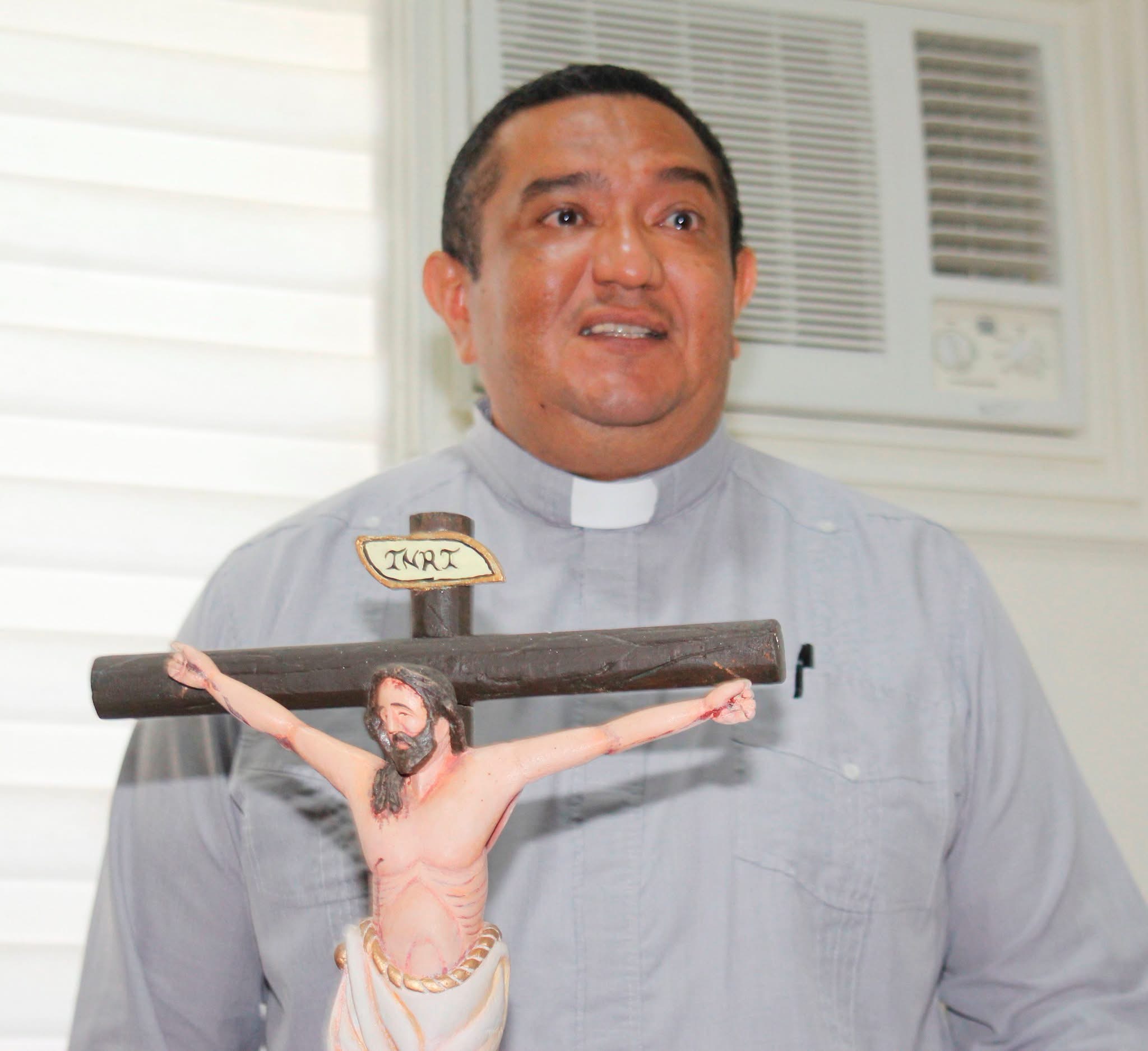 Presbítero Hermes Bastidas párroco  de la Iglesia Divino Niño Jesús