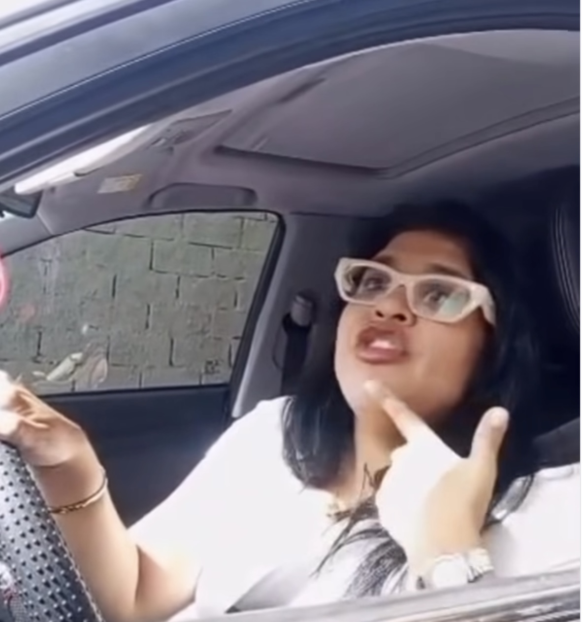 Señora que confesó agredir a sus vecinas y ser intocable